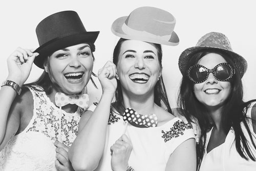 Gäste haben Spaß mit der fotobox99 auf einem Event